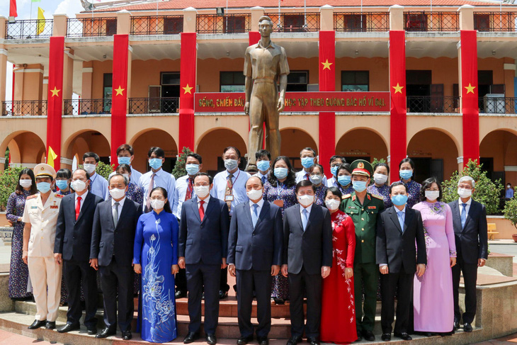 Chủ tịch nước Nguyễn Xuân Phúc dâng hương tưởng niệm Chủ tịch Hồ Chí Minh - Ảnh 5.