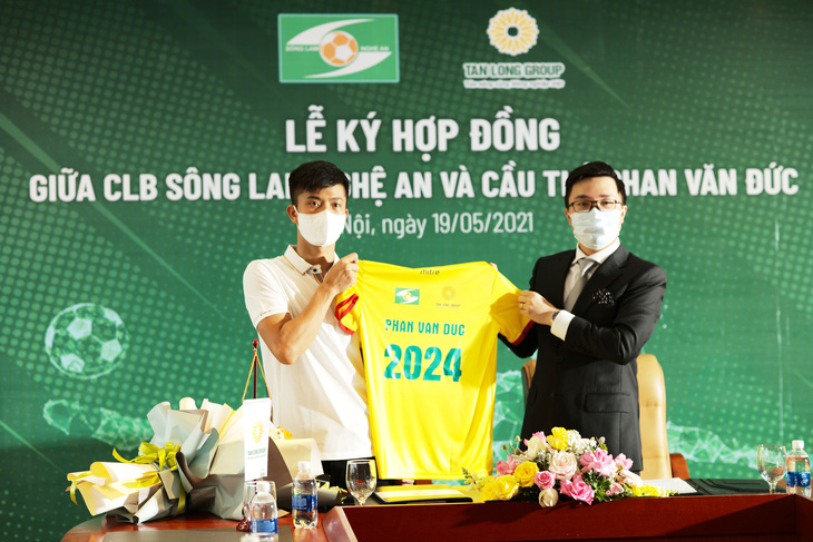 Phan Văn Đức ký hợp đồng ở lại Sông Lam Nghệ An thêm 3 năm - Ảnh 2.