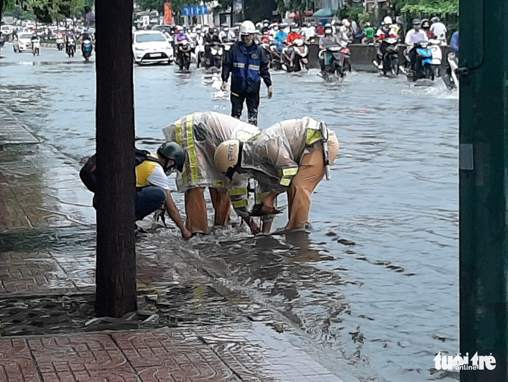 Mưa như trút nước, ‘rốn ngập’ chợ Thủ Đức lại cuồn cuộn nước - Ảnh 5.