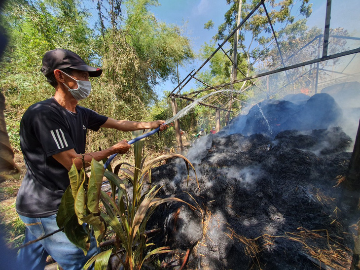 Cháy lớn tại kho chứa rơm trồng nấm, chủ nhà bị bỏng phải đi cấp cứu - Ảnh 4.