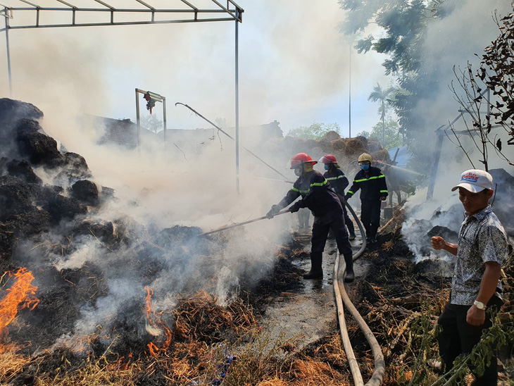 Cháy lớn tại kho chứa rơm trồng nấm, chủ nhà bị bỏng phải đi cấp cứu - Ảnh 2.