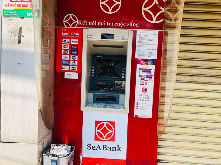 Hàng loạt trụ ATM bị đập phá tại Bình Dương - Ảnh 4.