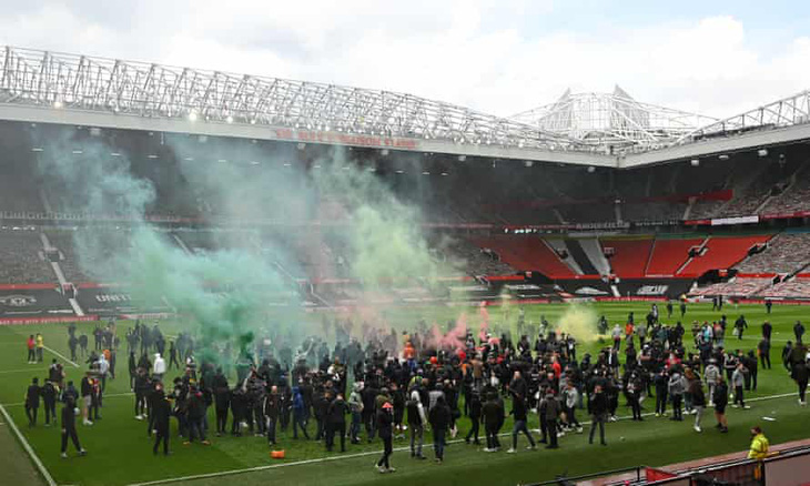 CĐV Man Utd xuống sân tỏ rõ giận dữ, trận gặp Liverpool nguy cơ hoãn - Ảnh 2.