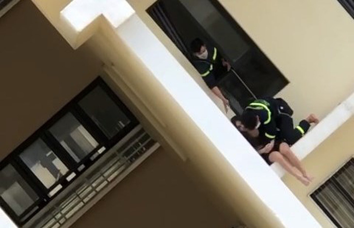 Cảnh sát cứu cô gái ngồi ngoài bancông tầng 18 có ý định tự tử - Ảnh 2.