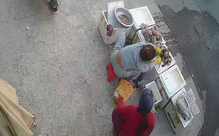Video: Người phụ nữ vờ hỏi mua sò rồi trộm tiền của người bán hàng
