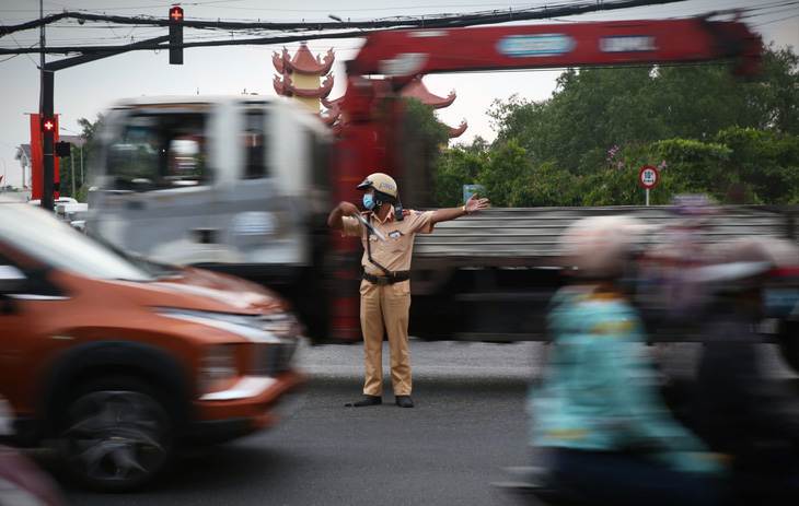 Các cửa ngõ Sài Gòn đã bắt đầu ngập xe về sớm vì sợ kẹt xe - Ảnh 10.