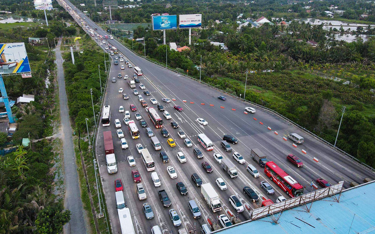 Các cửa ngõ Sài Gòn đã bắt đầu ngập xe 