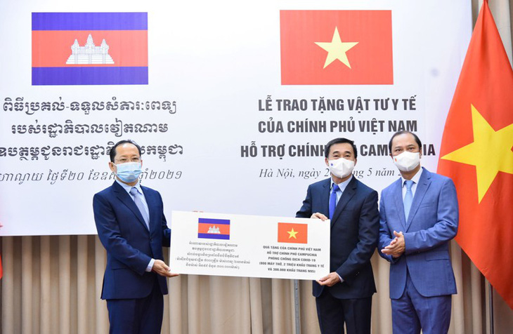 Việt Nam tặng vật tư y tế hỗ trợ Campuchia ứng phó COVID-19 - Ảnh 1.