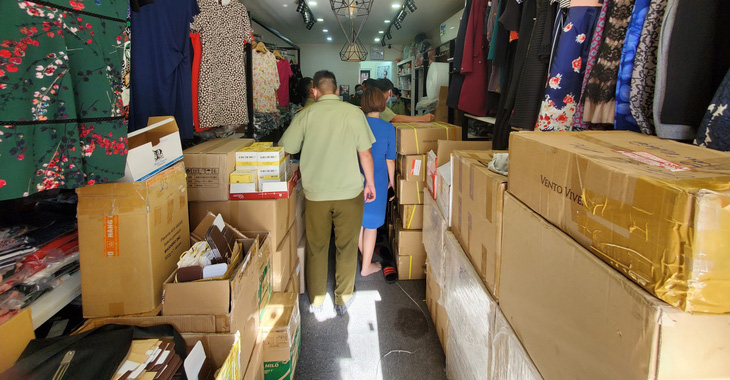 Kiểm tra xe tải và cửa hàng ở Phú Nhuận, tạm giữ hàng ngàn mỹ phẩm nghi nhập lậu - Ảnh 2.