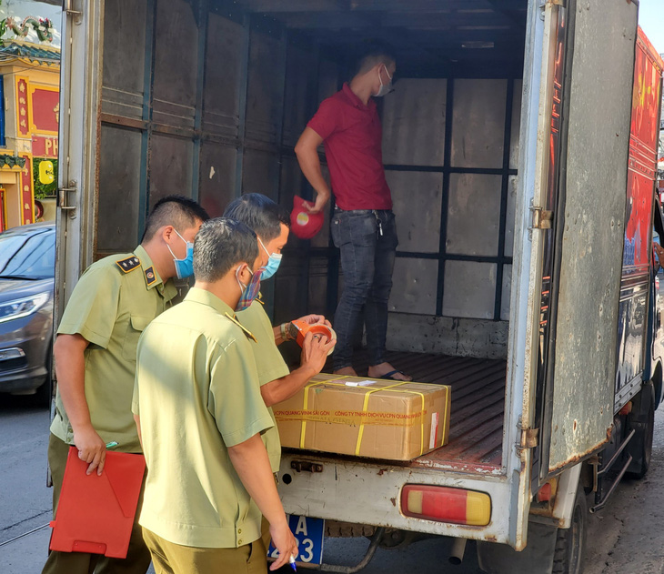 Kiểm tra xe tải và cửa hàng ở Phú Nhuận, tạm giữ hàng ngàn mỹ phẩm nghi nhập lậu - Ảnh 1.