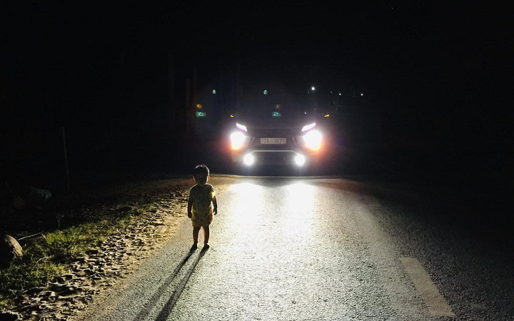 Tài xế dừng xe giúp cháu bé 2 tuổi lang thang giữa đêm: 