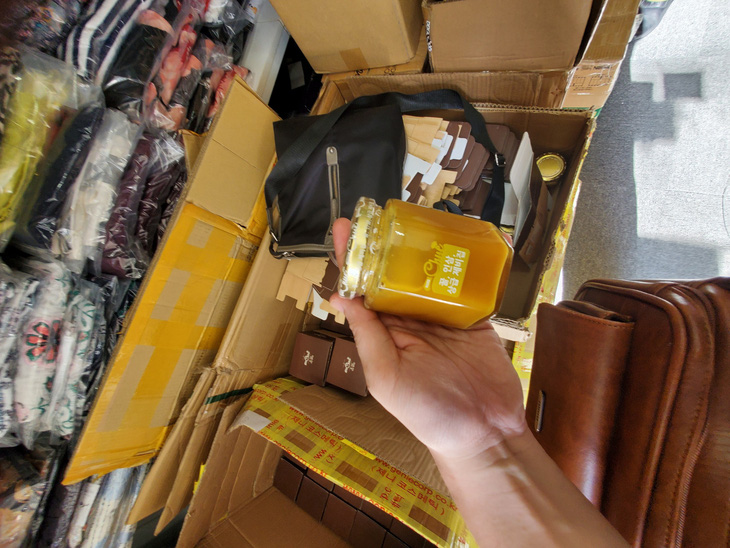 Kiểm tra xe tải và cửa hàng ở Phú Nhuận, tạm giữ hàng ngàn mỹ phẩm nghi nhập lậu - Ảnh 3.