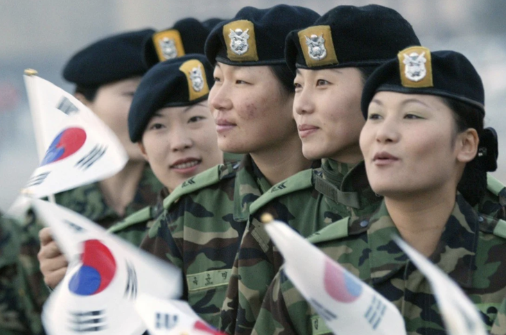 Tranh cãi nghĩa vụ quân sự bắt buộc với nữ giới ở Hàn Quốc - Ảnh 1.