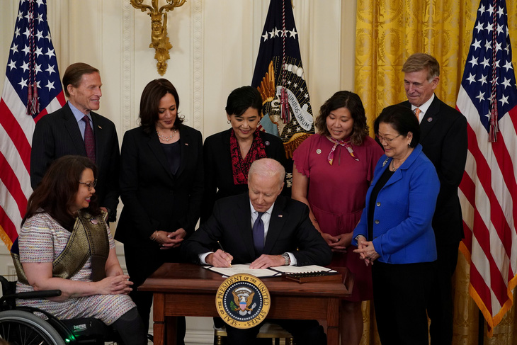 Tổng thống Mỹ ký ban hành luật chống thù hận người gốc Á - Ảnh 1.