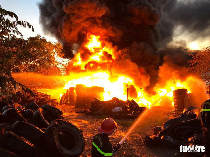 Điều hàng chục chiến sĩ dập đám cháy ở bãi tập kết lốp xe - Ảnh 1.