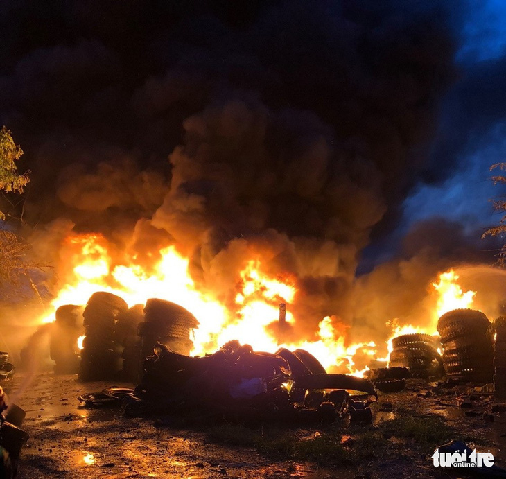 Điều hàng chục chiến sĩ dập đám cháy ở bãi tập kết lốp xe - Ảnh 2.