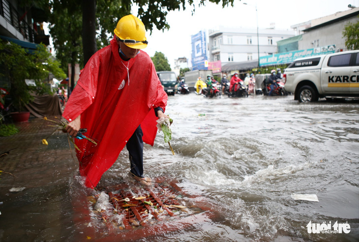 Mưa trắng trời, người dân TP.HCM lại lội nước giữa trưa - Ảnh 10.