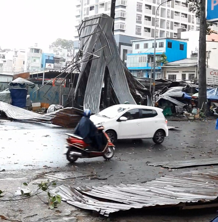 Gió mạnh, tôn bay như giấy trên đường Lý Thường Kiệt, TP.HCM - Ảnh 3.