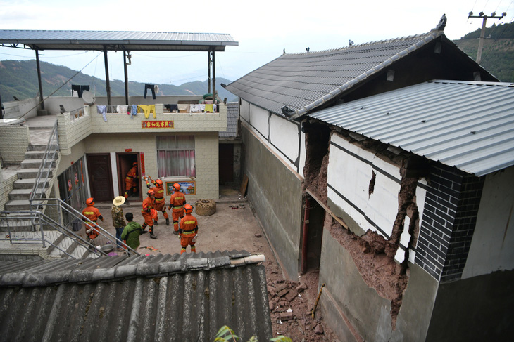 Sau động đất mạnh ở Trung Quốc: Người chết, cầu sập, nhà cửa hư hại - Ảnh 2.