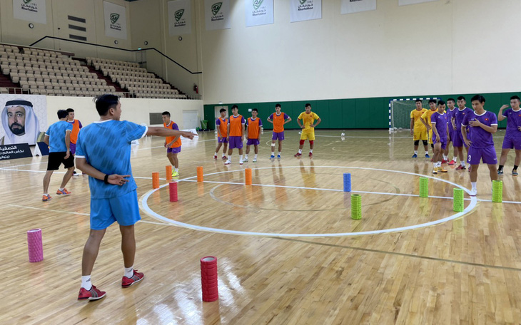 Tuyển futsal Việt Nam làm quen sân thi đấu trước khi đá play-off World Cup