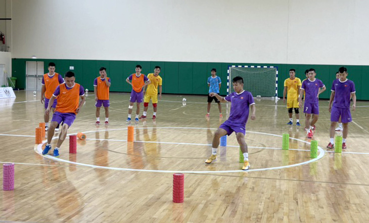 Tuyển futsal Việt Nam làm quen sân thi đấu trước khi đá play-off World Cup - Ảnh 1.