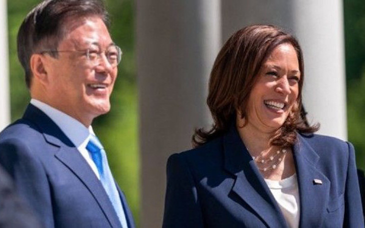 Phó tổng thống Mỹ bị chỉ trích sau khi bắt tay tổng thống Hàn Quốc