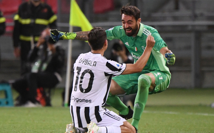 Napoli đánh rơi chiến thắng, Juventus lách khe cửa hẹp để giành vé dự Champions League