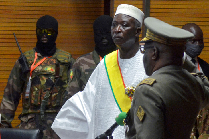 Quân đội Mali bắt giữ tổng thống, thủ tướng - Ảnh 1.