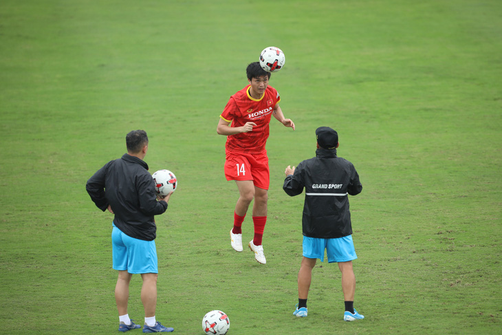HLV Park Hang Seo bất ngờ đưa 29 cầu thủ sang UAE, trong đó có Văn Hậu - Ảnh 2.