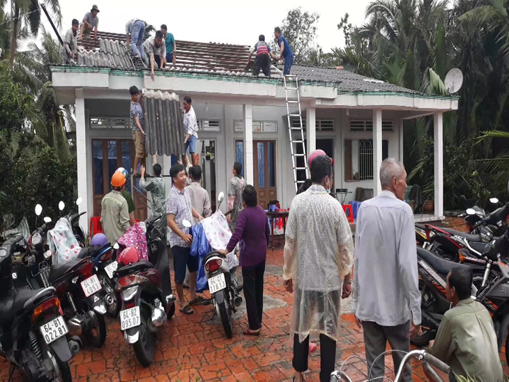 Lốc xoáy gây thiệt hại nhiều nhà cửa, tài sản ở Vĩnh Long - Ảnh 3.