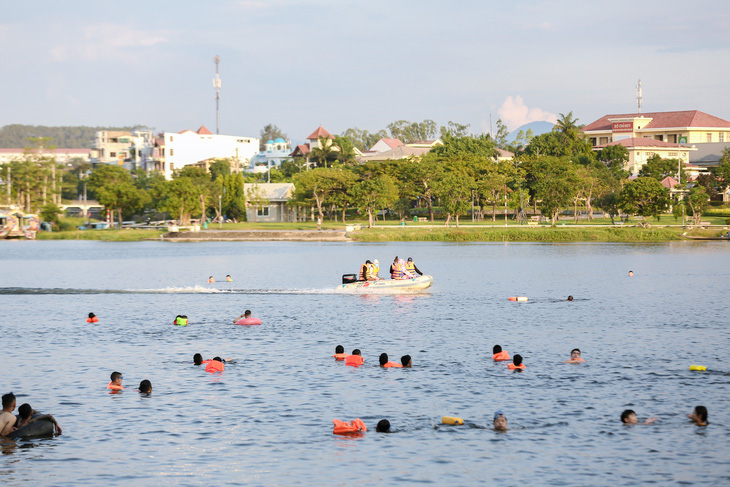 Già, trẻ, bé, lớn kéo ra sông Hương tắm bất chấp quy định không tập trung đông người - Ảnh 6.