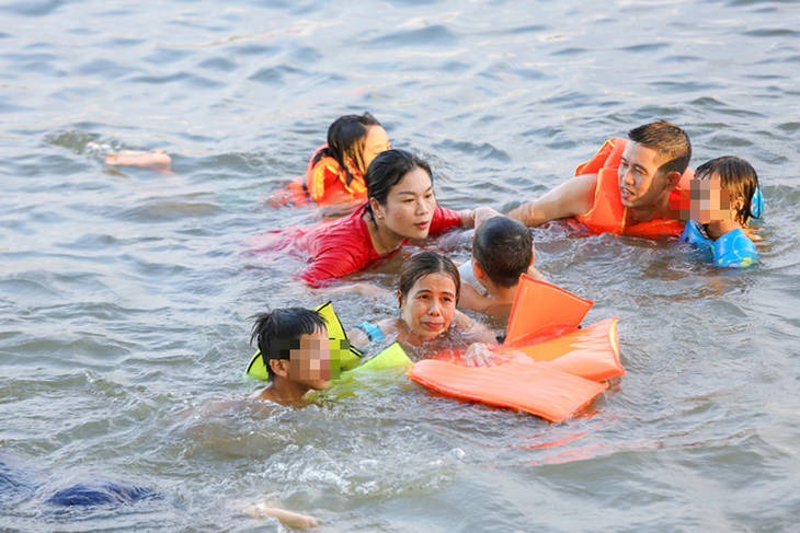 Già, trẻ, bé, lớn kéo ra sông Hương tắm bất chấp quy định không tập trung đông người - Ảnh 3.