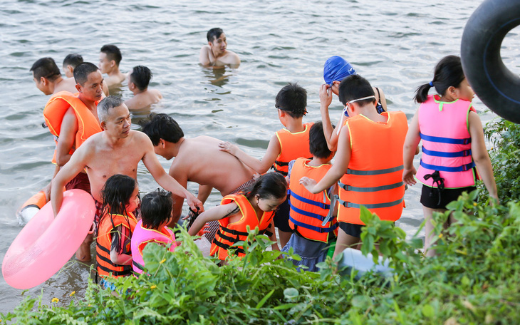 Già, trẻ, bé, lớn kéo ra sông Hương tắm bất chấp quy định không tập trung đông người