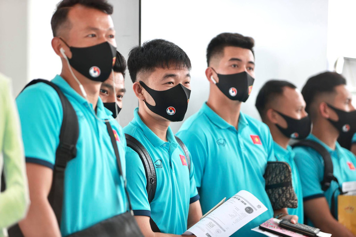 Đội tuyển Việt Nam đến sân bay Nội Bài, lên đường đi UAE - Ảnh 6.