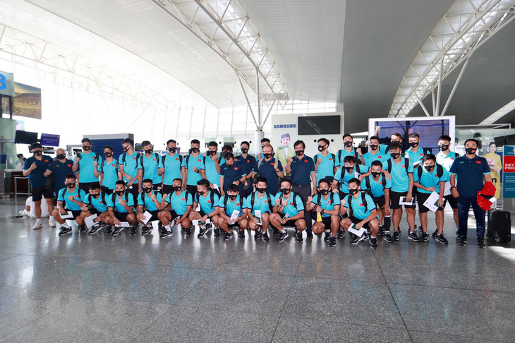 Đội tuyển Việt Nam đến sân bay Nội Bài, lên đường đi UAE - Ảnh 9.
