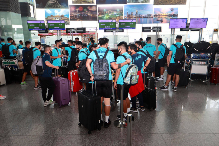 Đội tuyển Việt Nam đến sân bay Nội Bài, lên đường đi UAE - Ảnh 1.