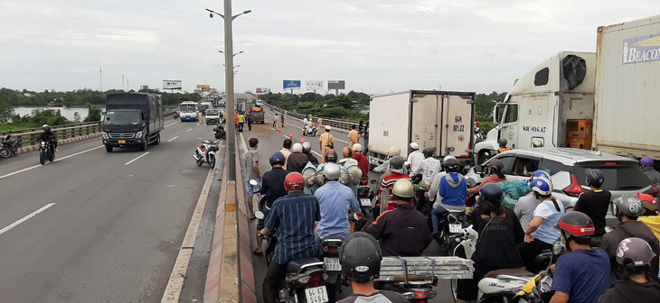 Tai nạn liên hoàn trên cầu, kẹt xe kéo dài từ Vĩnh Long qua Cần Thơ - Ảnh 1.