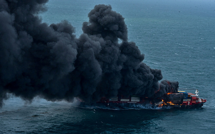 Tàu Singapore chở 1.500 container cháy ngùn ngụt ngoài khơi 6 ngày liền