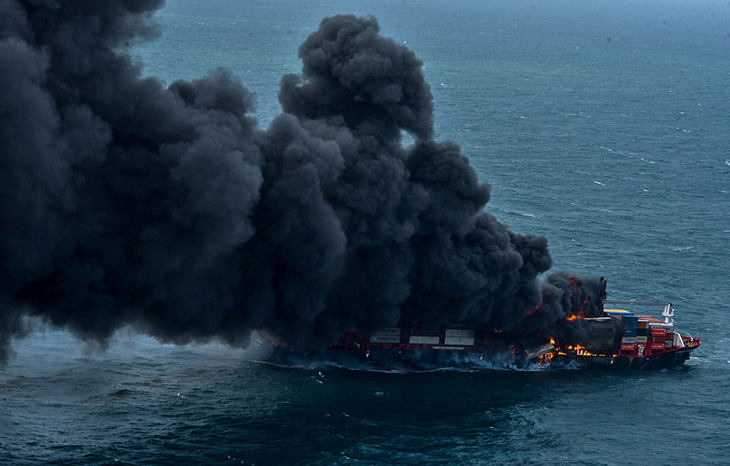 Tàu Singapore chở 1.500 container cháy ngùn ngụt ngoài khơi 6 ngày liền - Ảnh 1.