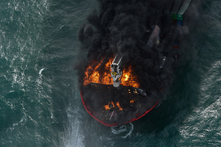 Tàu Singapore chở 1.500 container cháy ngùn ngụt ngoài khơi 6 ngày liền - Ảnh 4.