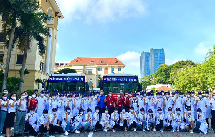 100 giảng viên, sinh viên trường y lên đường chi viện Bắc Giang, Bắc Ninh dập dịch - Ảnh 1.