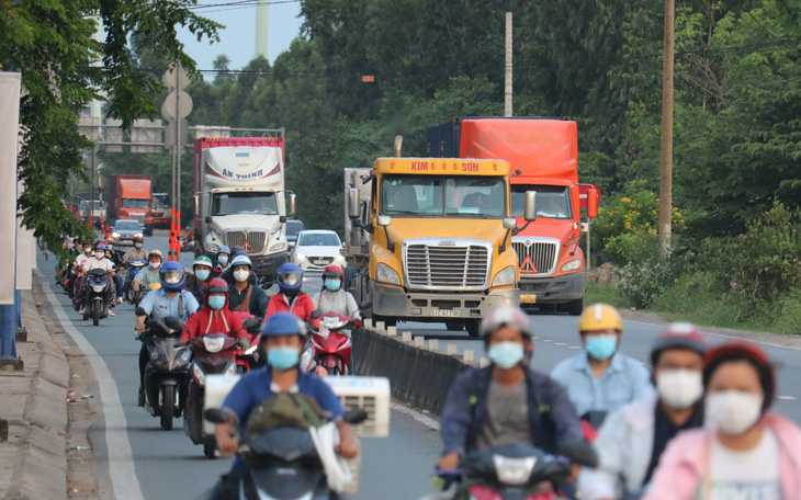 Thi công đường bê bối gây mất an toàn cho người dân