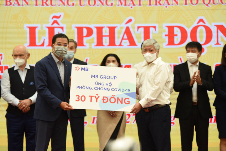 Quỹ mua vaccine có thêm 30 tỉ đồng ủng hộ từ MB Group - Ảnh 1.