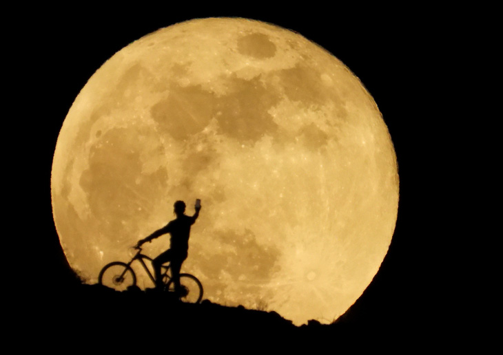 Siêu trăng lớn nhất 2022 xuất hiện trong chiều tối và đêm nay - Ảnh 1.