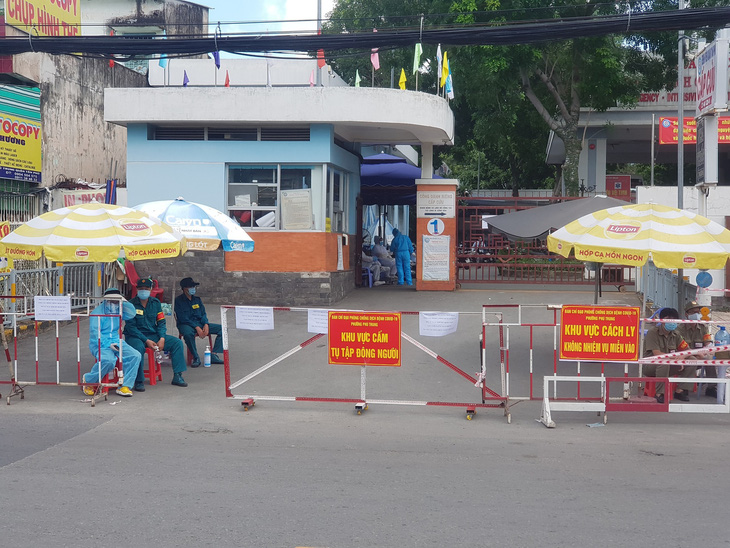 Bệnh viện quận Tân Phú tạm ngưng nhận bệnh vì 3 ca nghi nhiễm COVID-19 - Ảnh 1.