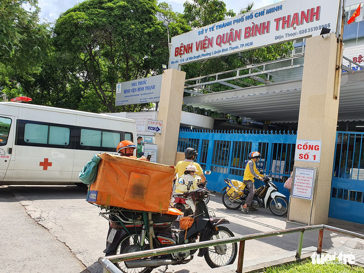 Bệnh viện quận Bình Thạnh tạm ngưng nhận bệnh vì 3 ca nghi COVID-19 đến khám - Ảnh 2.
