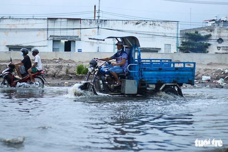 Không mưa, triều cường không lớn nhưng Mễ Cốc ở quận 8 vẫn ngập lênh láng - Ảnh 4.