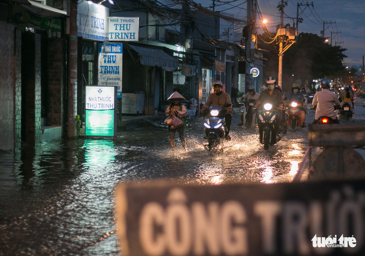 Không mưa, triều cường không lớn nhưng Mễ Cốc ở quận 8 vẫn ngập lênh láng - Ảnh 12.