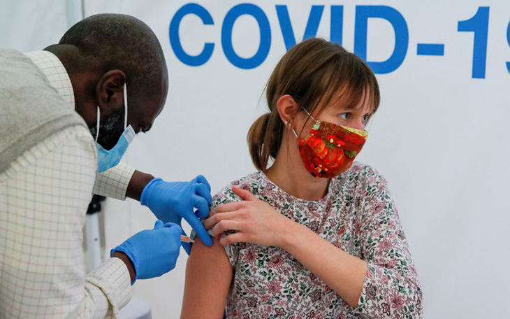 Người từng mắc COVID-19 được tiêm vắc xin chống các biến thể tốt hơn