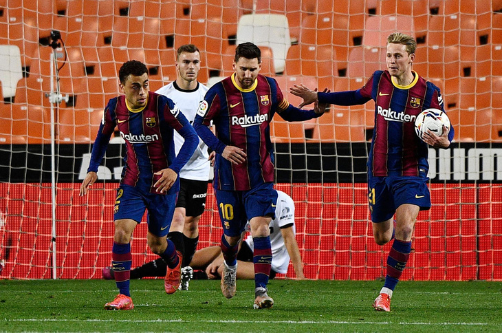 Messi đá phạt ghi bàn đẹp mắt giúp Barca tiếp tục bám đuổi Atletico - Ảnh 1.